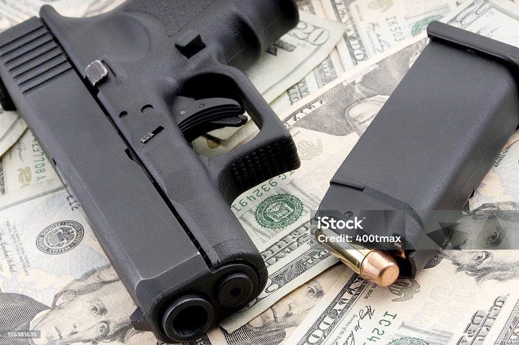 拳銃および通貨 - アメリカ合衆国のロイヤリティフリーストックフォト