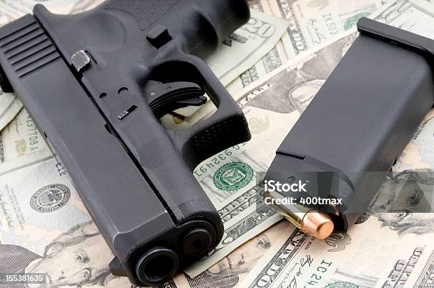 拳銃および通貨 - アメリカ合衆国のストックフォトや画像を多数ご用意 - アメリカ合衆国, オートマチック, カラー画像