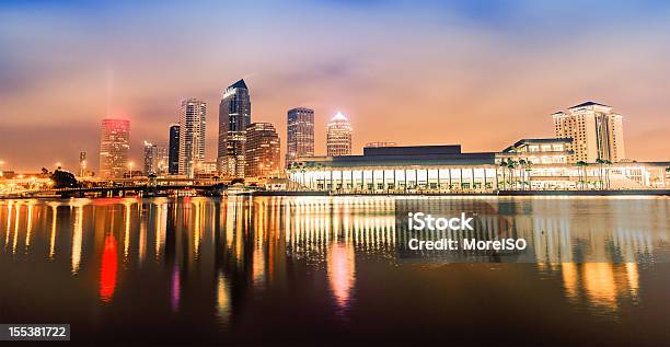 Photo libre de droit de Skyline De Nuit Du Centreville De Tampa banque d'images et plus d'images libres de droit de Tampa - Tampa, Centre-ville, Bâtiment vu de l'extérieur