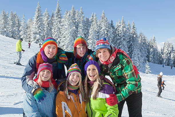 gruppe von glücklich lächelnde jugendliche in ski area - people group of people friendship salzburg stock-fotos und bilder