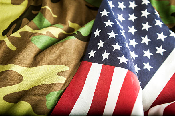 bandiera americana e camoflage - marines military uniform us military foto e immagini stock