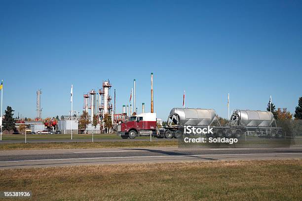 Raffinerie Mit Großen Öltanker Lkw Auf Der Autobahn Stockfoto und mehr Bilder von Erdgas