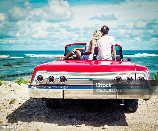 Casal No Penhasco Sentado No Carro - Fotografias de stock e mais imagens de Carro Descapotável - Carro Descapotável, Vista Traseira, Carro