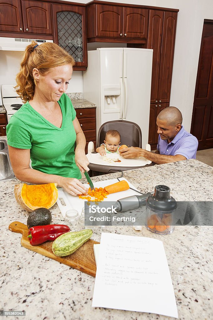 Cuisine de la nourriture pour bébé dans la cuisine - Photo de Adulte libre de droits