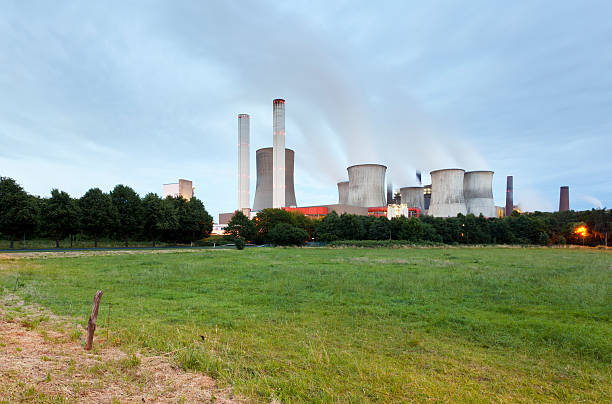power station bei nacht - niederaußem stock-fotos und bilder
