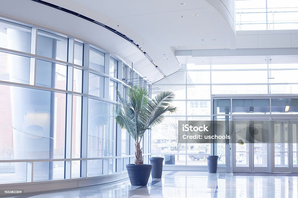 Ufficio moderno con parete in vetro della hall - Foto stock royalty-free di Ambientazione interna