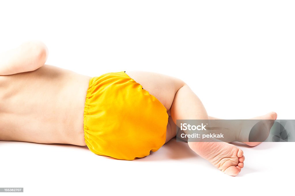 Bebê Deitado de lado com tecido amarelo fralda no fundo branco - Foto de stock de Fralda de tecido royalty-free