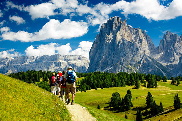 grupo de personas de caminatas en la naturaleza - alpes dolomíticos fotografías e imágenes de stock