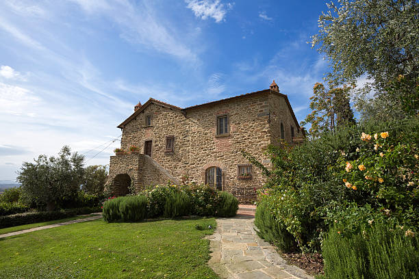 toscana, próximo ao florence: típica casa de fazenda e o jardim - house residential structure building exterior stone - fotografias e filmes do acervo