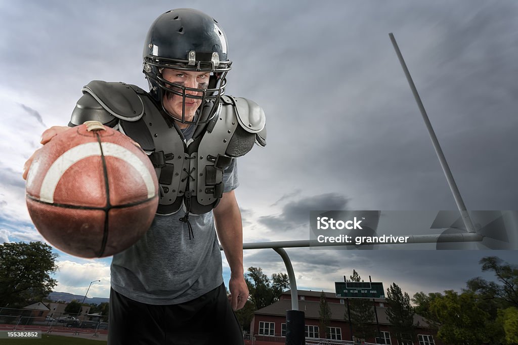 Young jugador de fútbol americano - Foto de stock de Jugador de fútbol americano libre de derechos