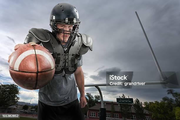 Young Jugador De Fútbol Americano Foto de stock y más banco de imágenes de Jugador de fútbol americano - Jugador de fútbol americano, Relleno - Ropa protectora deportiva, Accesorio de cabeza