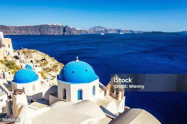 Vista Sullisola Di Santorini Grecia - Fotografie stock e altre immagini di Ambientazione esterna - Ambientazione esterna, Architettura, Blu