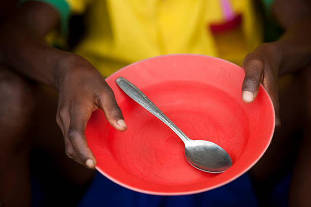 enfant africain détient assiette vide - avoir faim photos et images de collection