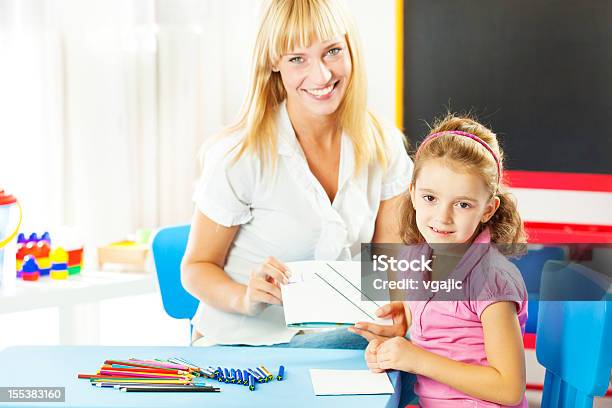 Discurso Therapist Falar Com Criança - Fotografias de stock e mais imagens de Adulto - Adulto, Aluno de Jardim de Infância, Apontar - Sinal Manual