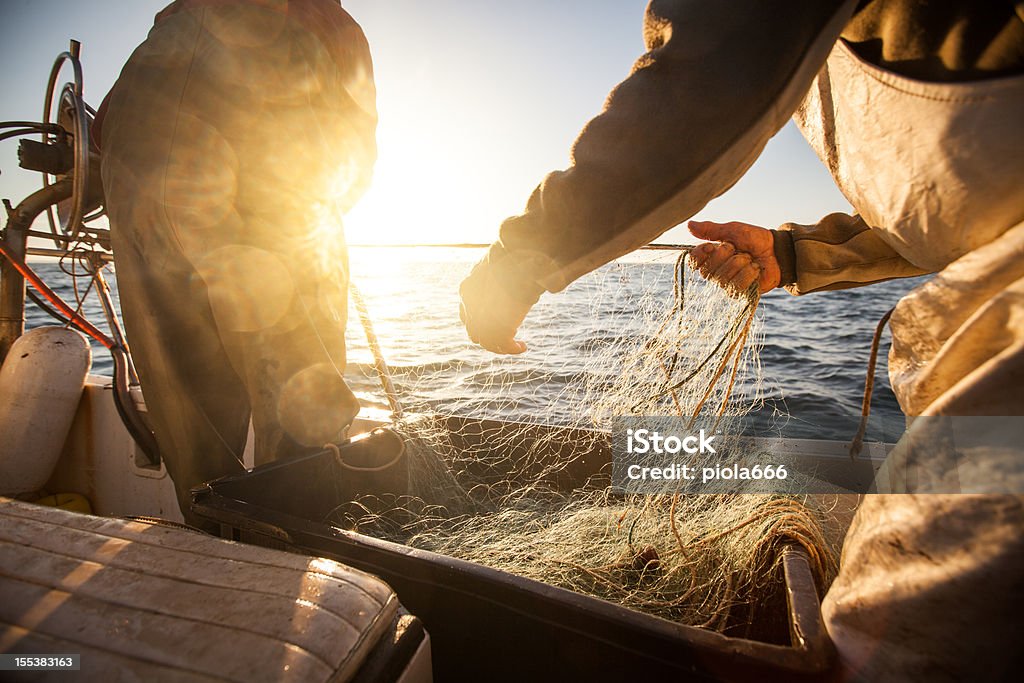 Les pêcheurs de travail, en ramenant les nets - Photo de Pêcheur libre de droits