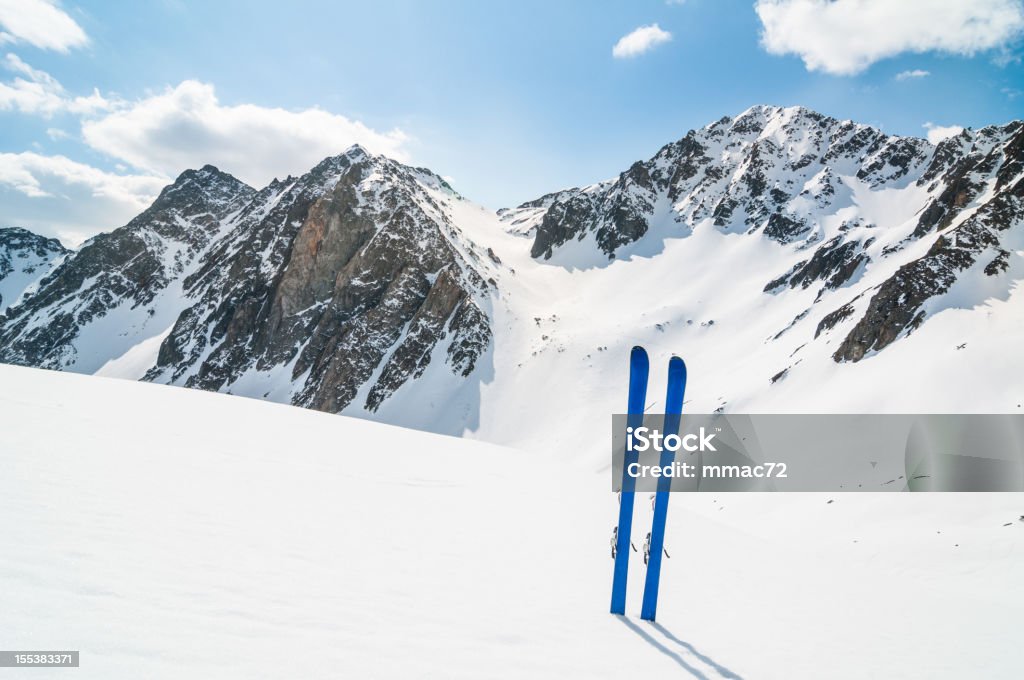 El invierno paisaje de montaña con nieve - Foto de stock de Esquí - Artículo deportivo libre de derechos