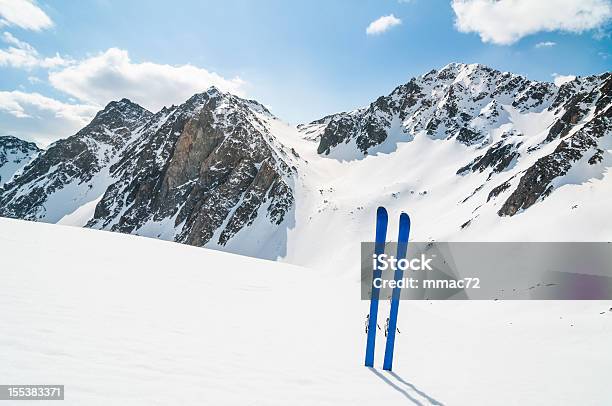 El Invierno Paisaje De Montaña Con Nieve Foto de stock y más banco de imágenes de Esquí - Artículo deportivo - Esquí - Artículo deportivo, Esquí - Deporte, Estación - Entorno y ambiente
