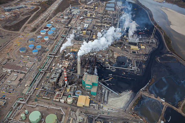 oilsands raffinerie - alberta gas refinery tarsands oilsands photos et images de collection