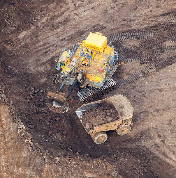 hydrolic excavator minière - alberta gas refinery tarsands oilsands photos et images de collection