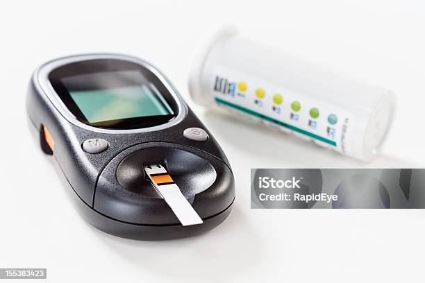당뇨병성 장비 글루코미터는 혈당 검사 스트립 삽입 글라우코미터에 대한 스톡 사진 및 기타 이미지 - 글라우코미터, 혈당 테스트, 제1형당뇨병