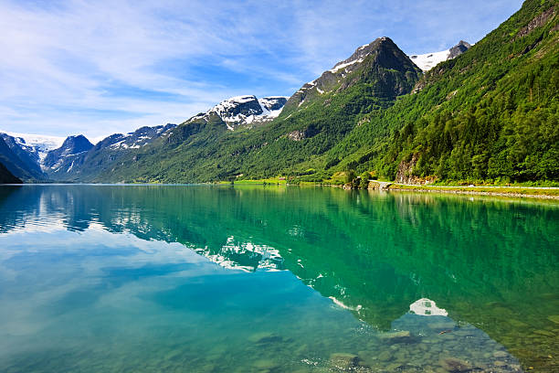 olden-see in der nähe von briksdalsbreen-gletscher, norwegen - mountain peak norway reflection sunlight stock-fotos und bilder