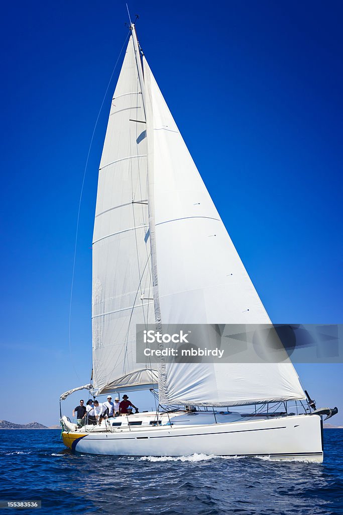 Squadra di vela su Barca a vela - Foto stock royalty-free di Adulto