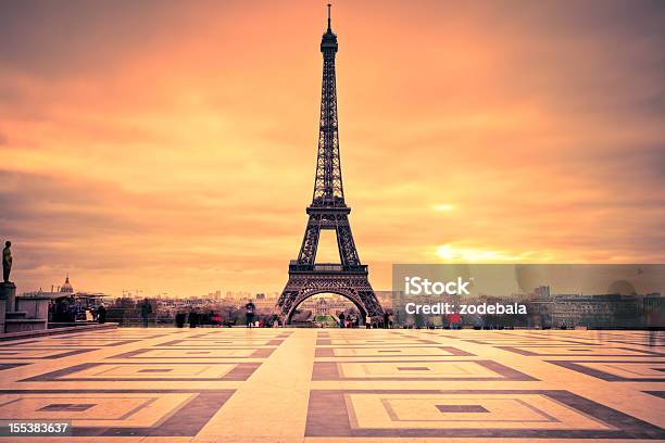 Eiffelturm In Paris Bei Sonnenuntergang Stockfoto und mehr Bilder von Eiffelturm - Eiffelturm, Paris, Städtischer Platz