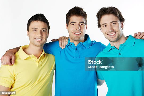 ご友人との 3 つの魅力的な笑顔で手肩 - ポロシャツのストックフォトや画像を多数ご用意 - ポロシャツ, 男性, カラフル