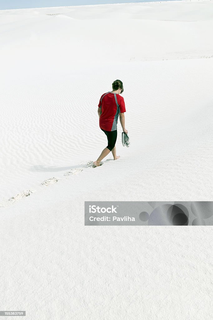 Desperated mujer caminando en la arena blanca ondas, Nuevo México, EE.UU. - Foto de stock de Monumento Nacional de White Sands libre de derechos