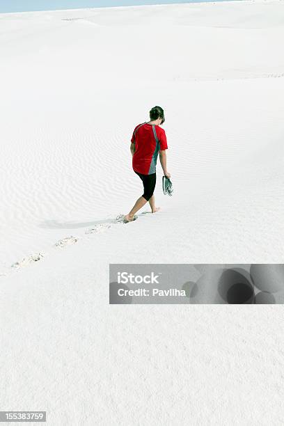 Desperated Mujer Caminando En La Arena Blanca Ondas Nuevo México Eeuu Foto de stock y más banco de imágenes de Monumento Nacional de White Sands