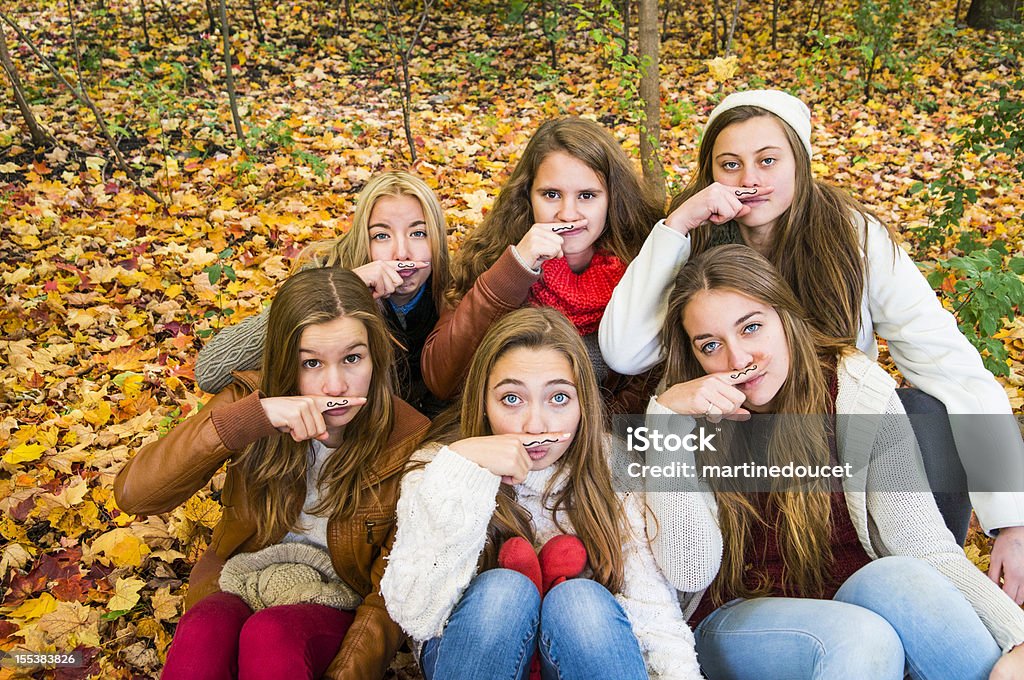 Gruppe von sechs Mädchen zu Movember! - Lizenzfrei Weiblicher Teenager Stock-Foto