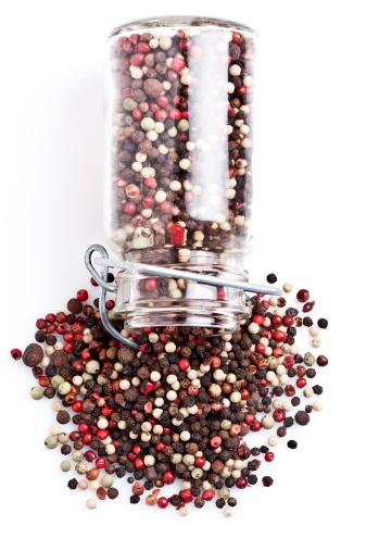 close up picture of a blend of whole peppercorns 