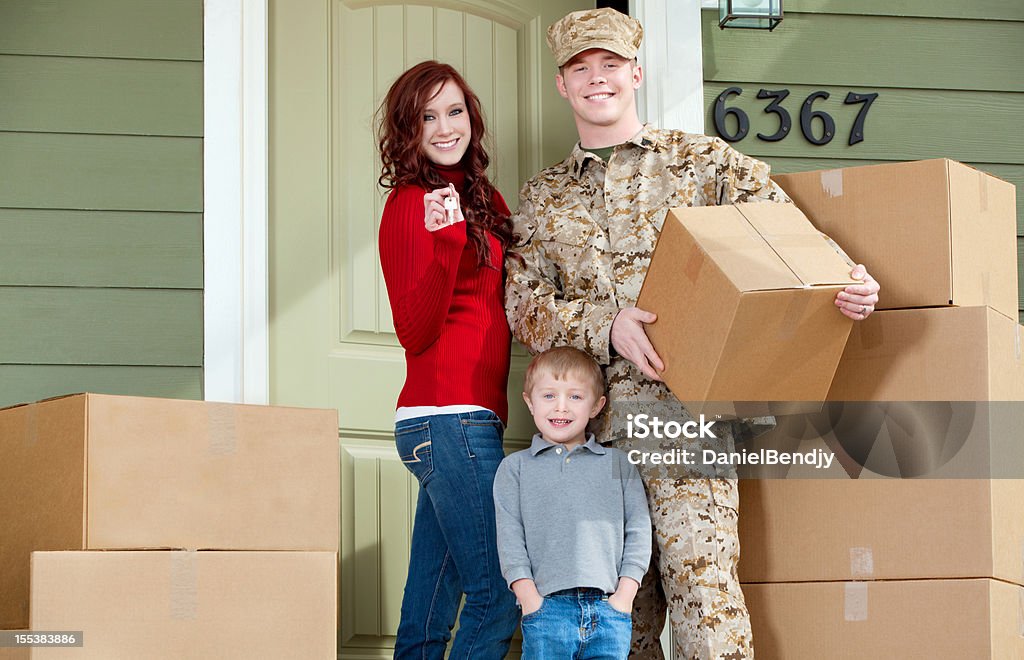 American Corps des Marines soldat & famille se déplacer dans New Home - Photo de Armée libre de droits