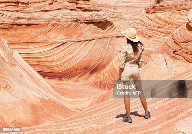 Photo libre de droit de Ranger Sur La Vague Coyote Buttes banque d'images et plus d'images libres de droit de Garde forestier - Garde forestier, Australie occidentale, Wave Rock