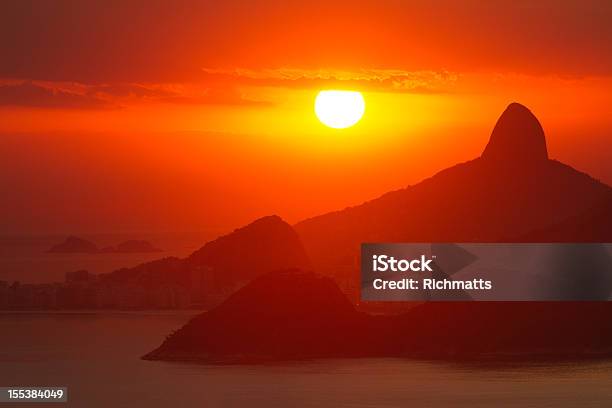 Foto de Pôr Do Sol Sobre O Rio De Janeiro e mais fotos de stock de América do Sul - América do Sul, Baía de Guanabara, Beleza natural - Natureza