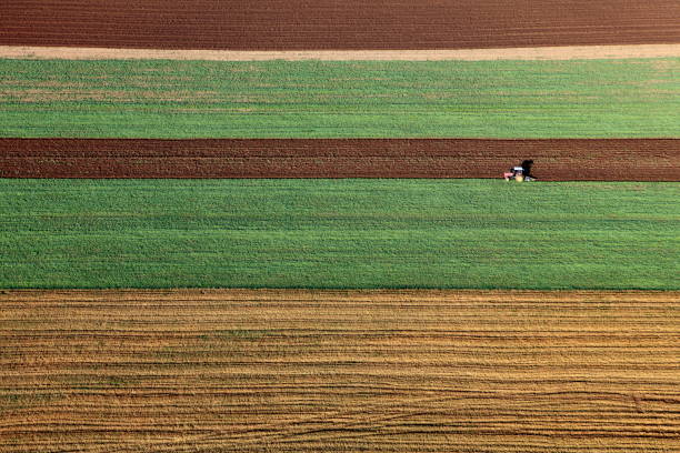 photo aérienne des terres agricoles - aerial view mid air farm field photos et images de collection