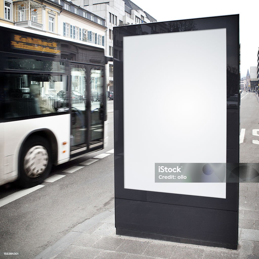 맹검액 광고 게시판 on 도시 거리, 버스 승차�권 매 - 로열티 프리 포스터 스톡 사진