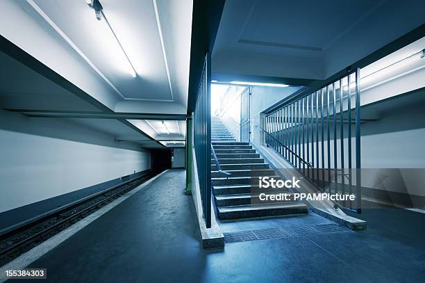 Estación De Metro Foto de stock y más banco de imágenes de Escaleras - Escaleras, Moverse hacia arriba, Acero