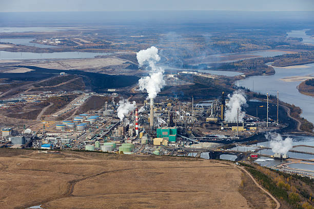 oilsands refinería - fort mcmurray fotografías e imágenes de stock