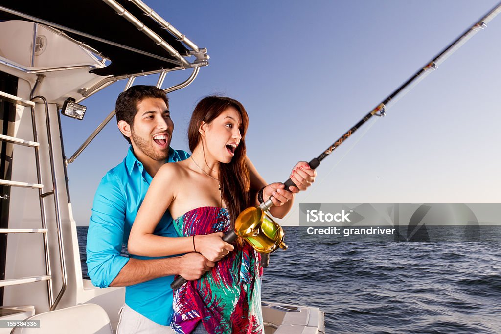 Junges Paar auf einem Boot Fischen - Lizenzfrei Meer Stock-Foto