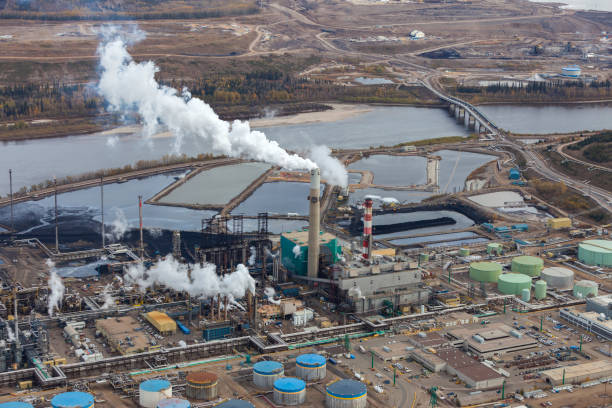 oilsands очистительный завод - fort mcmurray стоковые фото и изображения