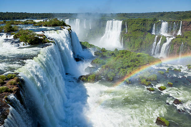 argentinien, iguazu wasserfälle garganta del diablo mit regenbogen - iguacu falls argentina tropical rainforest rainbow stock-fotos und bilder