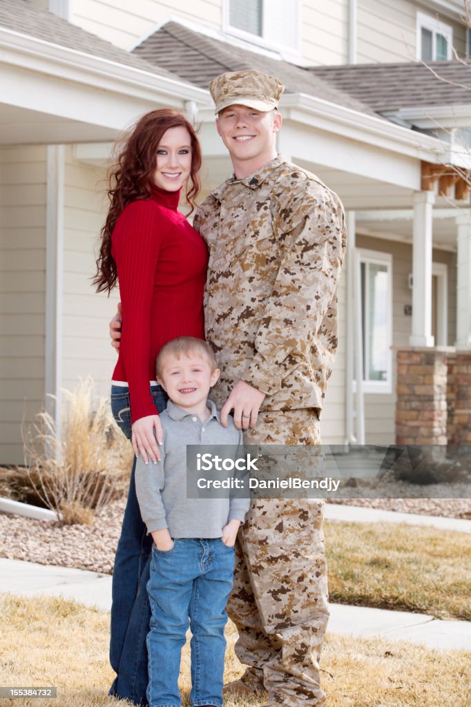 U S Marine Corps soldier & familia al aire libre - Foto de stock de Ejército libre de derechos