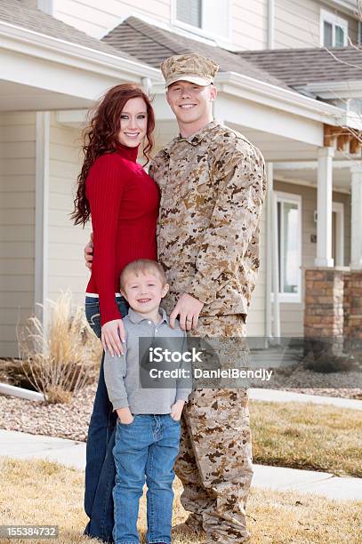 U S Marine Corps Soldier Familia Al Aire Libre Foto de stock y más banco de imágenes de Ejército - Ejército, Armada, Familia