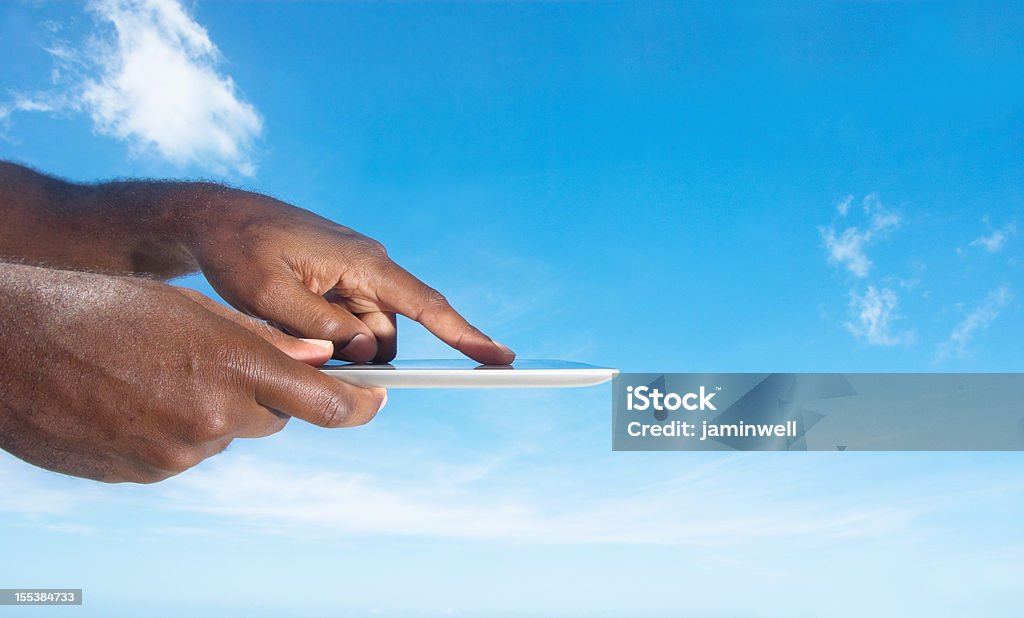 Mani su digital tablet PC contro il cielo - Foto stock royalty-free di Affari