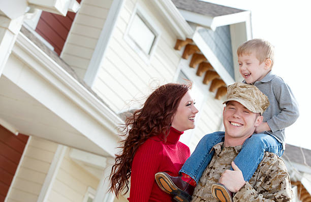 u s marine corps soldier & familia al aire libre - child laughing blond hair three people fotografías e imágenes de stock