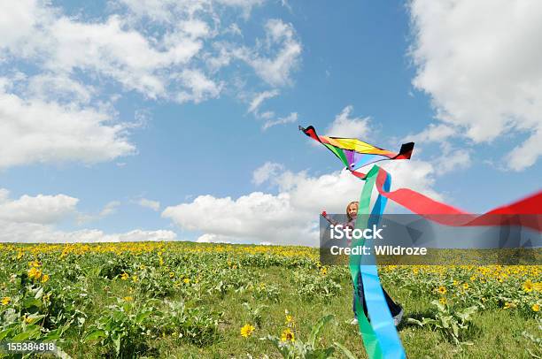 Dziewczynka Pływa Zestawów W Łące Kwiat Wypełnione - zdjęcia stockowe i więcej obrazów Adolescencja - Adolescencja, Alberta, Beztroski