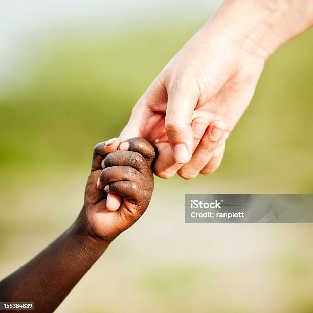 Helfende Hand Für Afrika Stockfoto und mehr Bilder von Hände halten - Hände halten, Volk der Hadza, 2-3 Jahre