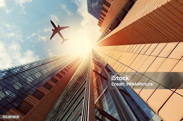 Futuristische Bürogebäuden Mit Einer Flugzeugsilhouette Stockfoto und mehr Bilder von Flugzeug