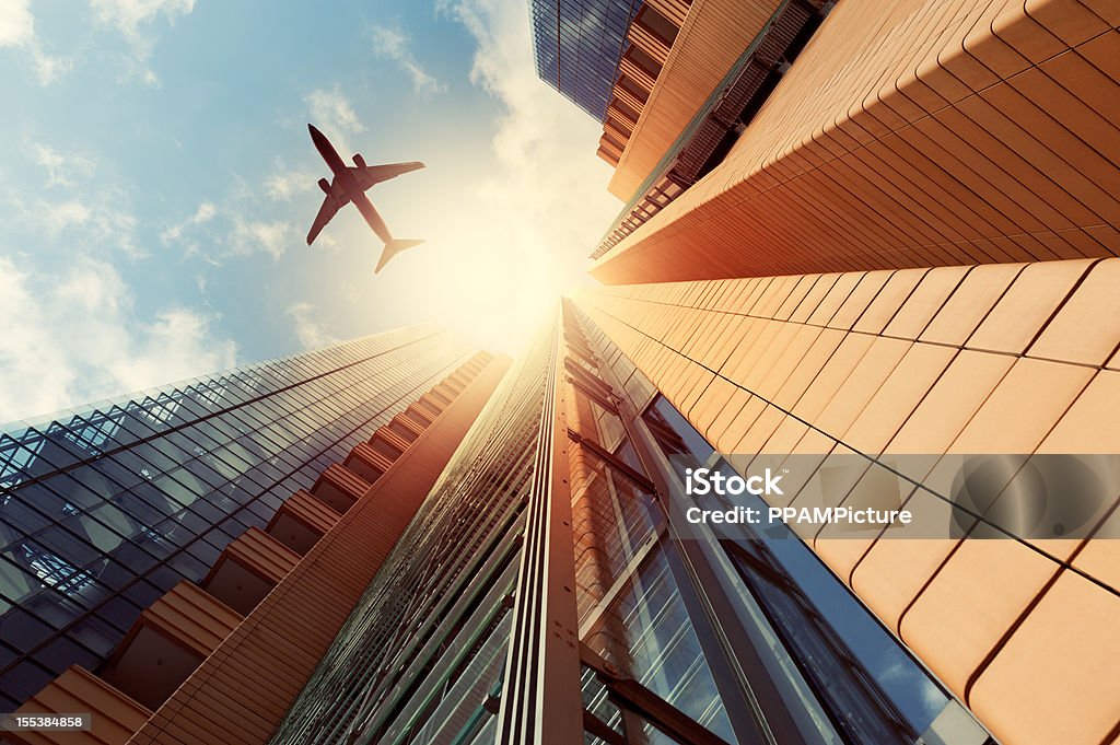 Futurista de edificios de oficinas con un avión silueta - Foto de stock de Avión libre de derechos